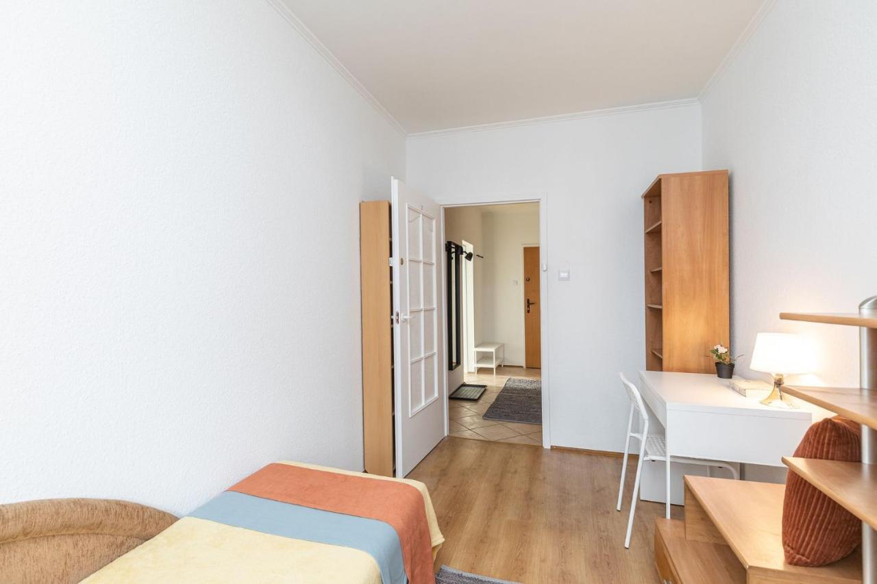 Room, Pirenejska 20 Cozy Rooms Warsawa Bagian luar foto